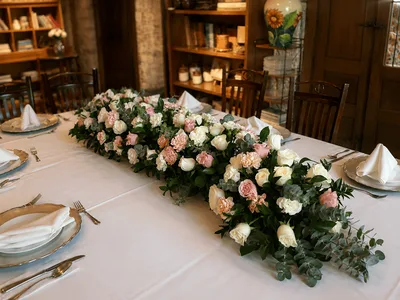 Mesa principal con decoración floral de gran formato