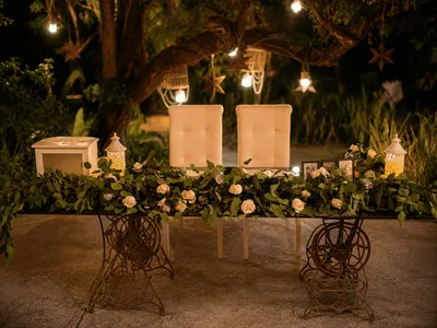 Mesa de invitados con centros florales