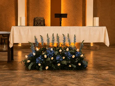 Decoración floral para ceremonia religiosa